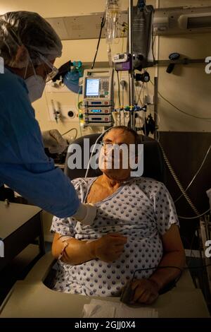 Die Covid-19-Einheit des Liege-Krankenhauses, die sich um eine alte Person kümmert. Lüttich, Belgien Stockfoto