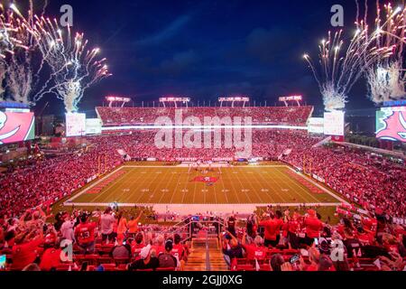 USA. September 2021. Fans jubeln während des Feuerwerks während der Siegerfeier für den regulären Saisonauftakt der Tampa Bay Buccaneers gegen die Dallas Cowboys im Raymond James Stadium, Donnerstag, den 9. September 2021 in Tampa, Florida. Die Bucs bedrängten die Cowboys auf ein spätes Feldtor, 31:29. (Foto von Martha Asencio-Rhine/Tampa Bay Times/TNS/Sipa USA) Quelle: SIPA USA/Alamy Live News Stockfoto