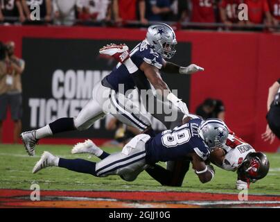 USA. September 2021. Tampa Bay Buccaneers Tight End Rob Gronkowski (87) wird von Dallas Cowboys Safety Damontae Kazee (18), Bottom und Linebacker Micah Parsons (11) im ersten Quartal im Raymond James Stadium, Donnerstag, den 9. September 2021, in Tampa, Florida. (Foto von Dirk Shadd/Tampa Bay Times/TNS/Sipa USA) Quelle: SIPA USA/Alamy Live News Stockfoto