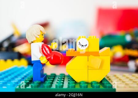POZNAN, POLEN - 15. Feb 2019: LEGO-Mann-Figur, die eine schlafende Ente mit einem Apfel füttert. Stockfoto
