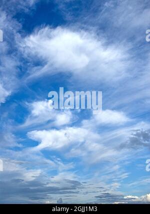Hohe Zirruswolken in einem Sommerhimmel über Großbritannien Stockfoto