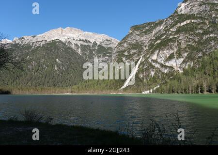 Der traumhafte Alpensee von Landro (Durrensee) in den Dolomiten (Toblach). Schönes Hotel in den italienischen Alpen. Reflexionen im Wasser. Sonnig Stockfoto