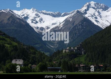 Campo Tures, Bozen, Italien - 1. Juni 2021: Burg Taufers im Pustertal. Mit einem schneebedeckten Berg im Hintergrund. Italienische alpen. Stockfoto