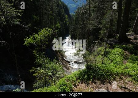 Die fabelhaften alpinen Wasserfälle von Riva in den Dolomiten (Campo Tures). Pfad von San Francesco mit Ruinen der Burg Tobl. Schönes Hotel in den Alpen. Stockfoto