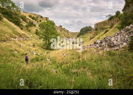 Wandern im oberen Bereich von Lathkill Dale im Derbyshire Peak District in Großbritannien Stockfoto