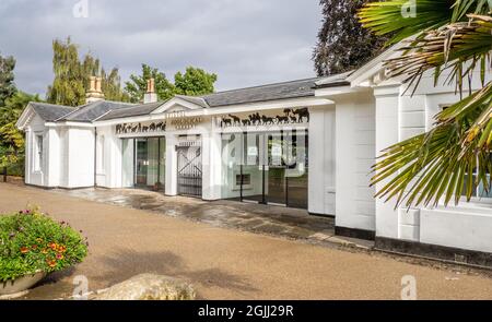 Das Torhaus des Bristol Zoo mit seinem Fries von Silhouettentieren in Clifton Bristol UK - der Zoo ist der fünftälteste der Welt Stockfoto