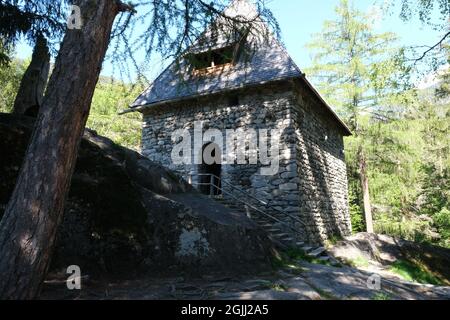 Die fabelhaften alpinen Wasserfälle von Riva in den Dolomiten (Campo Tures). Pfad von San Francesco mit Ruinen der Burg Tobl. Schönes Hotel in den Alpen. Stockfoto