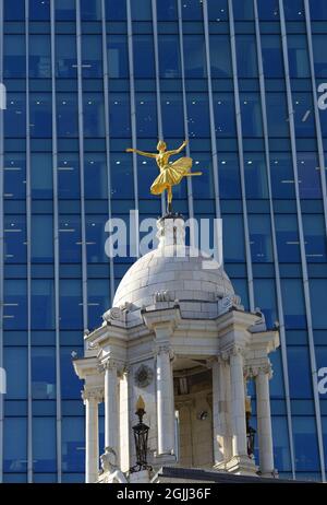 London, England, Großbritannien. Goldene Statue der Ballerina Anna Pavlova auf dem Dach des Victoria Palace Theatre Stockfoto