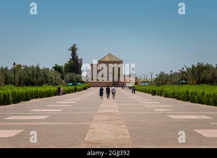 Blick auf das berühmte Menara-Gebäude an einem sonnigen Tag - Marrakesch, Marokko Stockfoto