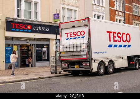 London, September 2021: Tesco Express und Lieferwagen im Südwesten Londons Stockfoto