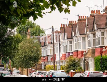 London - September 2021: Reihe von exklusiven Terrassenhäusern in Fulham im Westen Londons Stockfoto