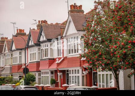 London - September 2021: Reihe von exklusiven Terrassenhäusern in Fulham im Westen Londons Stockfoto