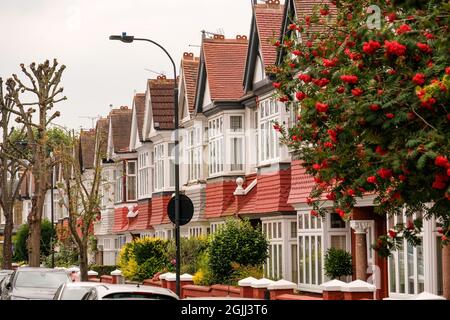 London, September 2021: Straße mit gehobenen Wohnterrassenhäusern in Fulham, West London Stockfoto