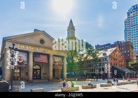 BOSTON, MA - 28. AUGUST 2021: Quincy Market in der Innenstadt von Boston auf dem Freedom Trail. Stockfoto