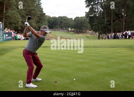 Englands Luke Donald auf dem elften Abschlag am zweiten Tag der BMW PGA Championship im Wentworth Golf Club, Virginia Water. Bilddatum: Freitag, 10. September 2021. Stockfoto