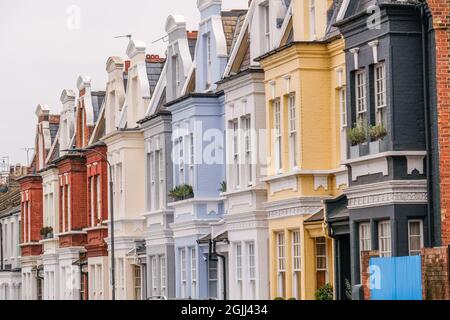 Großbritannien – eine Reihe farbenfroher britischer Reihenhäuser im Westen Londons Stockfoto