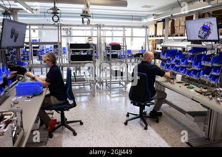 Berlin, Deutschland. September 2021. Mitarbeiter arbeiten bei der Firma Knauer Wissenschaftliche Geräte GmbH während des Besuchs von Bundeskanzlerin Merkel. Kredit: Odd Andersen/AFP Pool/dpa/Alamy Live Nachrichten Stockfoto