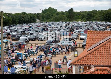 Vielbeschäftigter Parkplatz am Strand im Sommer 2021 in Wells-next-the-Sea North Norfolk, Großbritannien Stockfoto