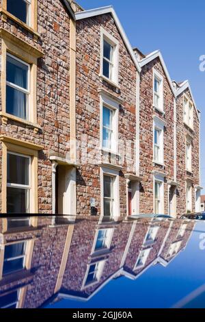 Typische kleine viktorianische Reihenhäuser in Cliftonwood, Bristol, mit Spiegelung. Stockfoto