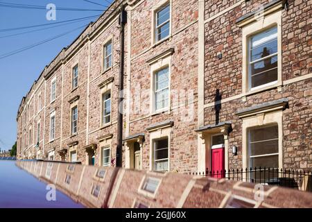 Typische kleine viktorianische Reihenhäuser in Cliftonwood, Bristol, mit Spiegelung. Stockfoto