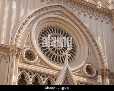 Rosette in sakralem Herzen Kirche in Malaga europäische Stadt in Andalusien Region in Spanien in 2019 warmen sonnigen Frühlingstag am April. Stockfoto