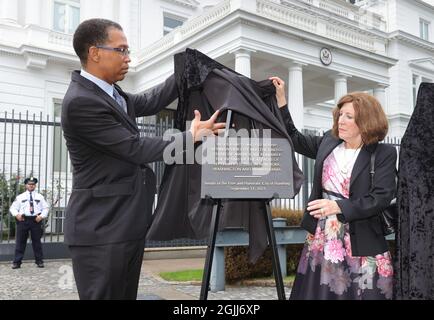 Hamburg, Deutschland. September 2021. Susan Elbow, ehemalige US-Generalkonsulin in Hamburg (im Amt 2001) und Generalkonsul der Vereinigten Staaten von Amerika, Darion Akins enthüllt anlässlich des 20. Jahrestages der Terroranschläge vom 11. September 2001 vor dem US-Generalkonsulat in Hamburg zwei Inschriften. Quelle: Ulrich Perrey/dpa/Alamy Live News Stockfoto