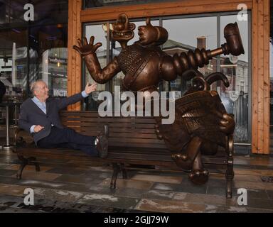 Preston, Lancashire. September 2021. Der Oscar-Gewinner Nick Park enthüllt die neue Wallace und Gromit-Statue in seiner Heimatstadt Preston, Lancashire. Kredit: Garry Cook/Alamy Live Nachrichten. Stockfoto