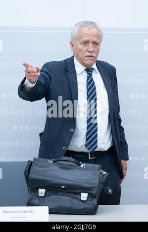 Dresden, Deutschland. September 2021. Heinz Fromm, Mitglied der unabhängigen Untersuchungskommission Sondereinheiten, steht nach einer Pressekonferenz an seiner Stelle im Innenministerium. Anlass ist die Präsentation der Ergebnisse der expertenkommission zum Munitionsskandal beim LKA Sachsen. Quelle: Sebastian Kahnert/dpa-Zentralbild/dpa/Alamy Live News Stockfoto