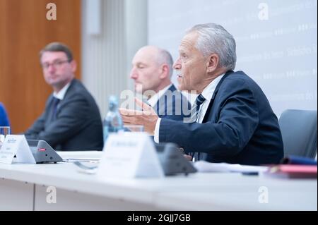 Dresden, Deutschland. September 2021. Heinz Fromm (r), Mitglied der Sondereinheiten der Unabhängigen Untersuchungskommission, spricht auf einer Pressekonferenz im Innenministerium neben Friedrich Eichele (m), Mitglied der Sondereinheiten der Unabhängigen Untersuchungskommission, und Roland Wöller (CDU), Minister des Innern Sachsens. Anlass ist die Präsentation der Ergebnisse der expertenkommission zum Munitionsskandal beim LKA Sachsen. Quelle: Sebastian Kahnert/dpa-Zentralbild/dpa/Alamy Live News Stockfoto