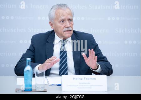 Dresden, Deutschland. September 2021. Heinz Fromm, Mitglied der unabhängigen Untersuchungskommission für Sondereinheiten, spricht auf einer Pressekonferenz im Innenministerium. Anlass ist die Präsentation der Ergebnisse der expertenkommission zum Munitionsskandal beim LKA Sachsen. Quelle: Sebastian Kahnert/dpa-Zentralbild/dpa/Alamy Live News Stockfoto