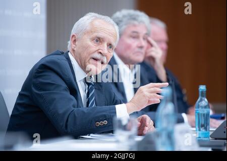 Dresden, Deutschland. September 2021. Heinz Fromm (l-r), Mitglied der Unabhängigen Untersuchungskommission für Sondereinheiten, spricht auf einer Pressekonferenz im Innenministerium zusammen mit Manfred Murck, Mitglied der Unabhängigen Untersuchungskommission für Sondereinheiten, und Horst Kretzschmar, Staatspräsident der Polizei. Anlass ist die Präsentation der Ergebnisse der expertenkommission zum Munitionsskandal beim sächsischen LKA. Quelle: Sebastian Kahnert/dpa-Zentralbild/dpa/Alamy Live News Stockfoto