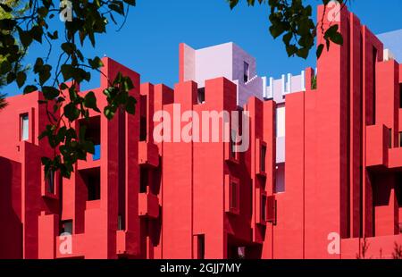 Calpe, Spanien - 19. Juli 2021: Fassade des postmodernen Mehrfamilienhauses 'La Muralla Roja', der roten Mauer, vom Architekten Ricardo Bofill Stockfoto