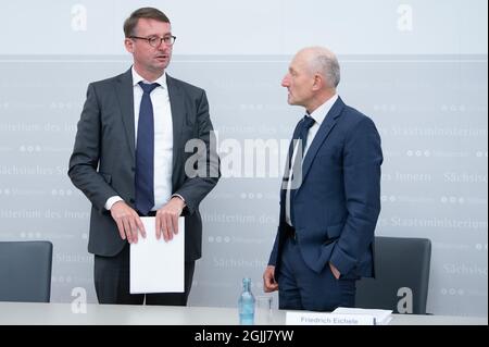 Dresden, Deutschland. September 2021. Der sächsische Innenminister Roland Wöller (CDU) steht nach einer Pressekonferenz neben Friedrich Eichele, Mitglied der Unabhängigen Untersuchungskommission für Sondereinheiten, im Innenministerium. Anlass ist die Präsentation der Ergebnisse der expertenkommission zum Munitionsskandal beim LKA Sachsen. Quelle: Sebastian Kahnert/dpa-Zentralbild/dpa/Alamy Live News Stockfoto