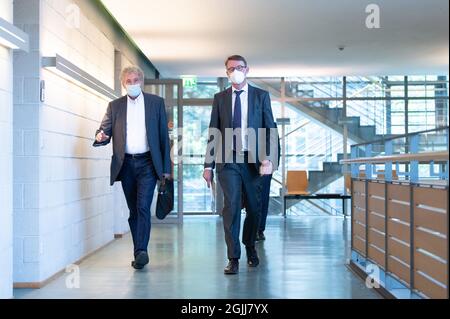 Dresden, Deutschland. September 2021. Manfred Murck (l.), Mitglied der unabhängigen Untersuchungskommission für Sondereinheiten, und Roland Wöller (CDU), Innenminister Sachsens, nehmen an einer Pressekonferenz im Innenministerium Teil. Anlass ist die Präsentation der Ergebnisse der expertenkommission zum Munitionsskandal beim sächsischen LKA. Quelle: Sebastian Kahnert/dpa-Zentralbild/dpa/Alamy Live News Stockfoto