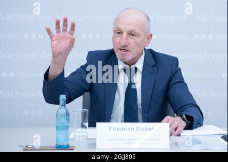 Dresden, Deutschland. September 2021. Friedrich Eichele, Mitglied der unabhängigen Untersuchungskommission für Sondereinheiten, spricht auf einer Pressekonferenz im Innenministerium. Anlass ist die Präsentation der Ergebnisse der expertenkommission zum Munitionsskandal beim LKA Sachsen. Quelle: Sebastian Kahnert/dpa-Zentralbild/dpa/Alamy Live News Stockfoto