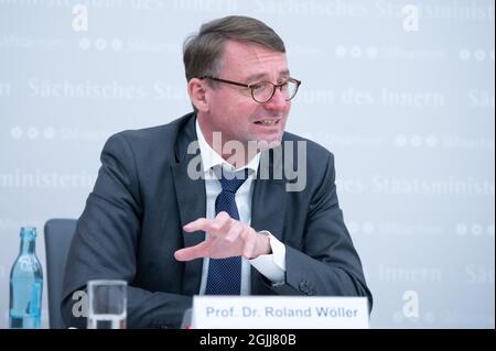 Dresden, Deutschland. September 2021. Der sächsische Innenminister Roland Wöller (CDU) spricht auf einer Pressekonferenz im Innenministerium. Anlass ist die Präsentation der Ergebnisse der expertenkommission zum Munitionsskandal beim LKA Sachsen. Quelle: Sebastian Kahnert/dpa-Zentralbild/dpa/Alamy Live News Stockfoto