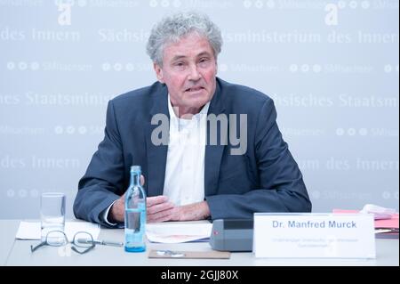 Dresden, Deutschland. September 2021. Manfred Murck, Mitglied der Sondereinheiten der Unabhängigen Untersuchungskommission, spricht auf einer Pressekonferenz im Innenministerium. Anlass ist die Präsentation der Ergebnisse der expertenkommission zum Munitionsskandal beim LKA Sachsen. Quelle: Sebastian Kahnert/dpa-Zentralbild/dpa/Alamy Live News Stockfoto