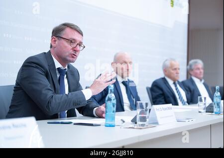 Dresden, Deutschland. September 2021. Der sächsische Innenminister Roland Wöller (CDU, l-r) spricht auf einer Pressekonferenz im Innenministerium zusammen mit den Mitgliedern der unabhängigen Untersuchungskommission Sondereinheiten Friedrich Eichele, Heinz Fromm und Manfred Murck. Anlass ist die Präsentation der Ergebnisse der expertenkommission zum Munitionsskandal beim sächsischen LKA. Quelle: Sebastian Kahnert/dpa-Zentralbild/dpa/Alamy Live News Stockfoto