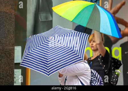 Preston, Lancashire. Wetter in Großbritannien 10. September 2021. Geschäfte, Shopper, Shoppen an einem Showery-Tag im Stadtzentrum von Preston. Kredit; MediaWorldImages/AlamyLiveNews Stockfoto
