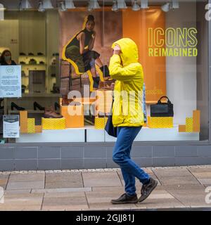 Nasser Tag in Preston, Lancashire. Wetter in Großbritannien 10. September 2021. Clarks Schuhgeschäfte, Shopper, Shoppen an einem Showery-Tag im Stadtzentrum von Preston. Kredit; MediaWorldImages/AlamyLiveNews Stockfoto