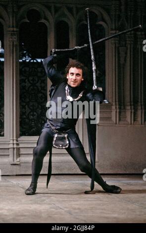 Antony Sher (Richard, Duke of Gloucester) in RICHARD III von Shakespeare an der Royal Shakespeare Company (RSC), Barbican Theatre, London EC2 30/04/1985 Design: William Dudley Beleuchtung: Leo Leibovici Regie: Bill Alexander Stockfoto