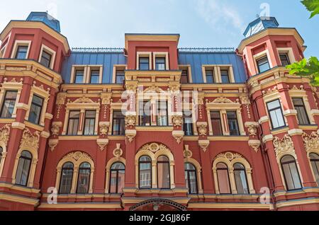 Fassade eines alten restaurierten Gebäudes mit Stuckverzierungen an hellen sonnigen Tagen Stockfoto