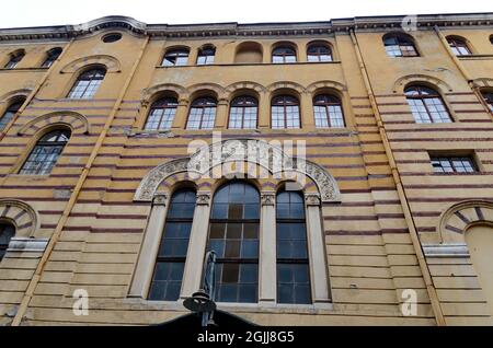 Schönes Gebäude der Theologischen Fakultät der Universität Sofia, erbaut 1923 auf dem Sveta Nedelya oder Platz im Zentrum der Stadt, Bulgarien Stockfoto