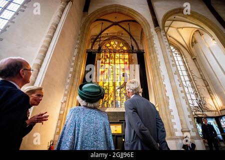 Rotterdam, Niederlande. September 2021. Prinzessin Beatrix der Niederlande enthüllt das Fenster Frieden und Versöhnung in der Laurens-Kirche in Rotterdam, 10. September 2021. Quelle: Patrick van Katwijk/dpa/Alamy Live News Stockfoto