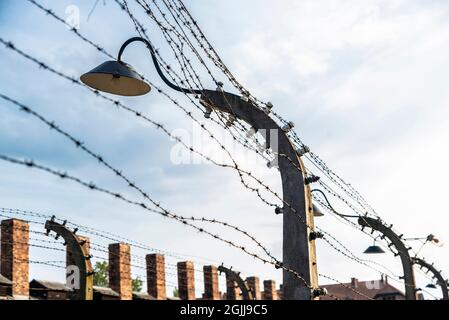 Auschwitz, Polen - 30. August 2018: Elektrifizierter Zaun des Konzentrationslagers Auschwitz, einem Vernichtungslager, das während Worl von Nazi-Deutschland betrieben wurde Stockfoto