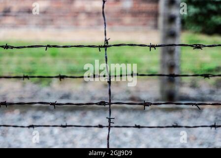 Auschwitz, Polen - 30. August 2018: Elektrifizierter Zaun des Konzentrationslagers Auschwitz, einem Vernichtungslager, das während Worl von Nazi-Deutschland betrieben wurde Stockfoto