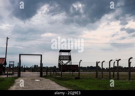 Auschwitz, Polen - 30. August 2018: Elektrifizierter Zaun des Konzentrationslagers Auschwitz-Birkenau bei Sonnenuntergang, einem von den Nazis betriebenen Vernichtungslager Stockfoto