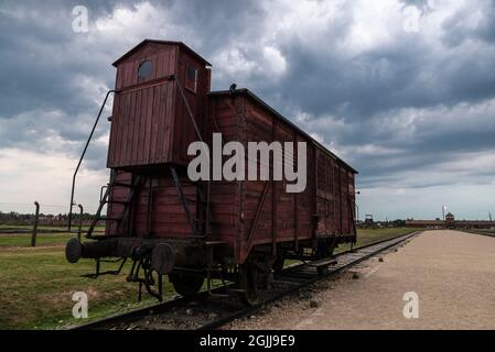 Auschwitz, Polen - 30. August 2018: Güterwagen im Konzentrationslager Auschwitz-Birkenau bei Sonnenuntergang, einem von Nazi-Deutschen betriebenen Vernichtungslager Stockfoto