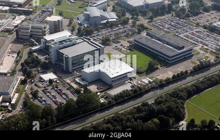 Luftaufnahme der Gebäude des Pharmaunternehmens AstraZeneca Etherow in Macclesfield, Cheshire Stockfoto