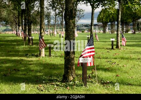 Ringfinnan, Kinsale, Cork, Irland. September 2021. Am Vorabend des 20. Jahrestages der Twin Towers stehen Flaggen neben Bäumen, die zur Erinnerung an die 343 Feuerwehrmänner gepflanzt wurden, die an diesem Tag im Garden of Remembrance in Ringfinnan, Kinsale, Co. Cork, Irland, starben. - Bild; David Creedon / Alamy Live News Stockfoto